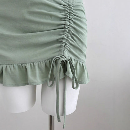 Figurbetonter Minirock mit verspielter Raffung und Rüschensaum