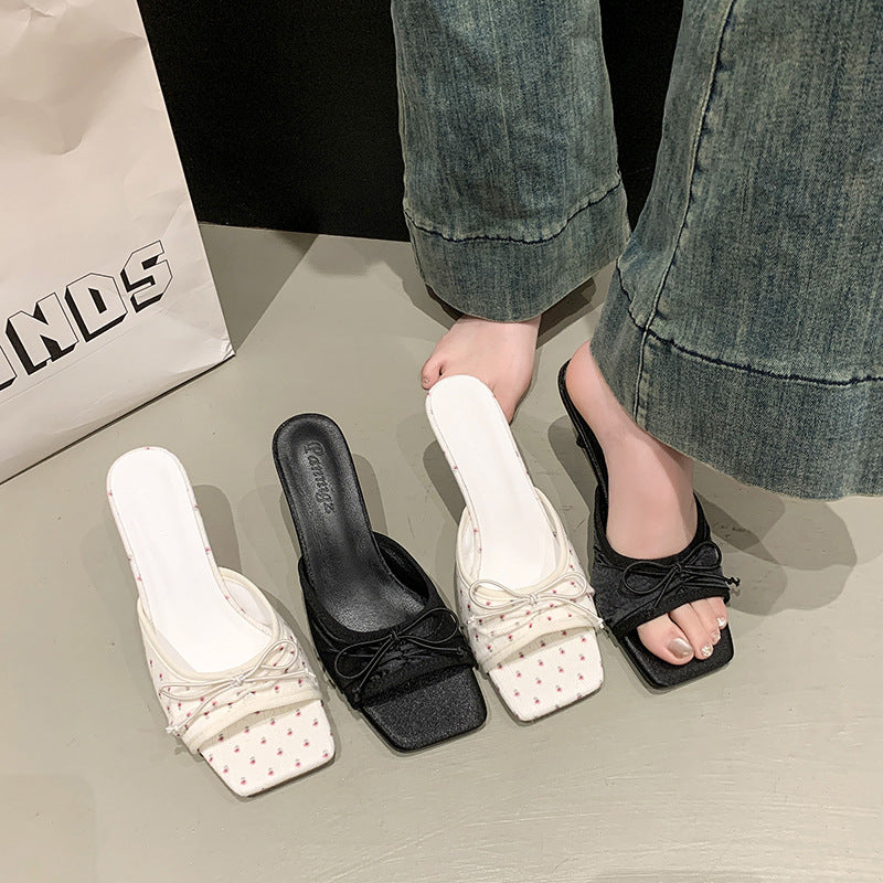 Quadratische Peep-Toe Sandaletten mit zarter Schleife