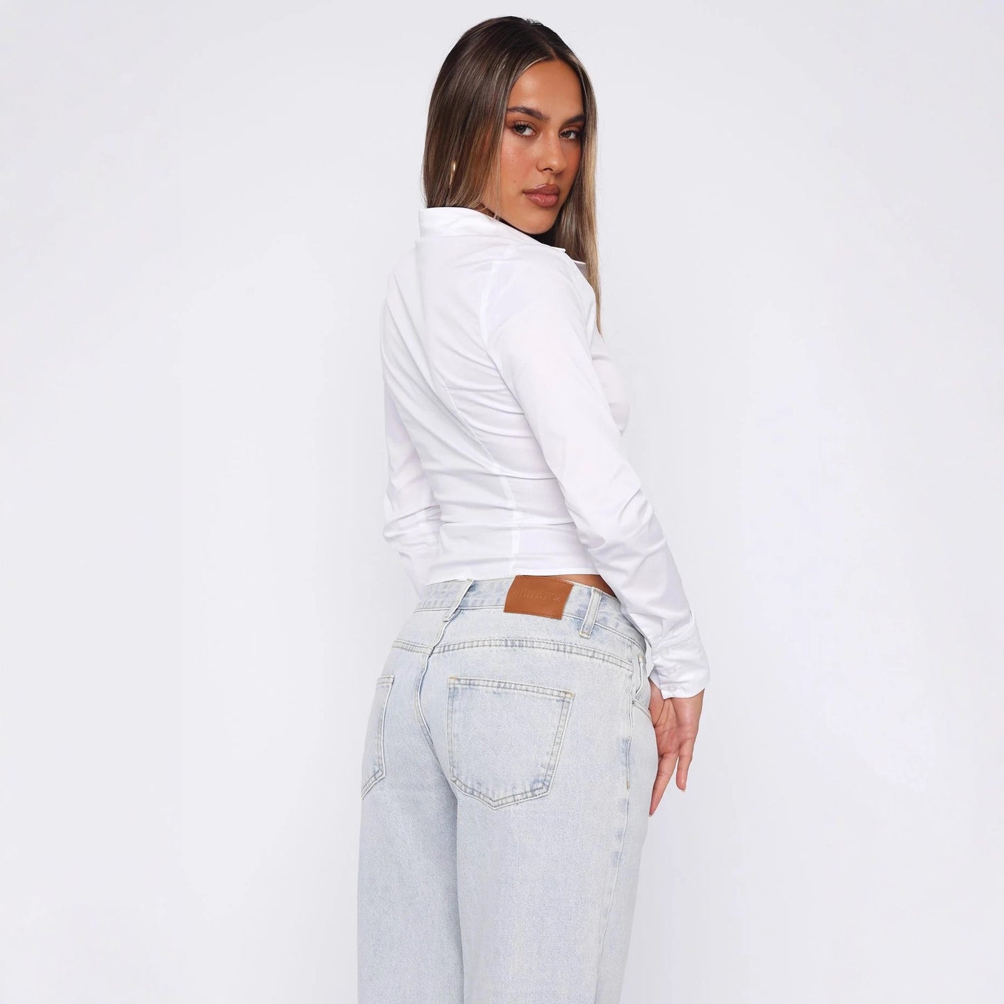 Damen Longsleeve in strahlendem Weiß – Eleganter Commuter-Style – Figurbetonte Slim-Fit Passform