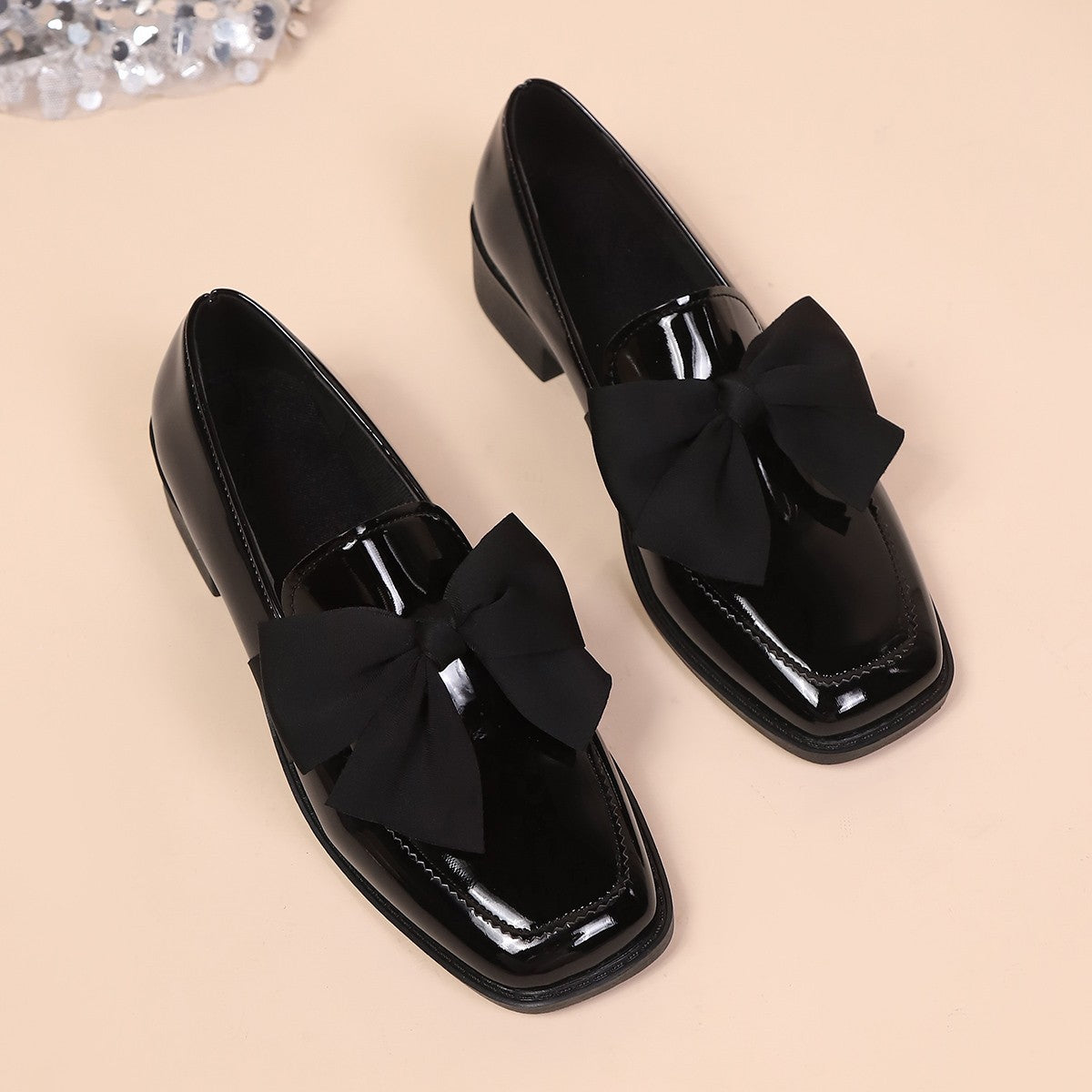 Elegante Leder-Loafer mit Blockabsatz und Schleife