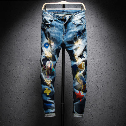 Bunt bestickte Loch-Jeans