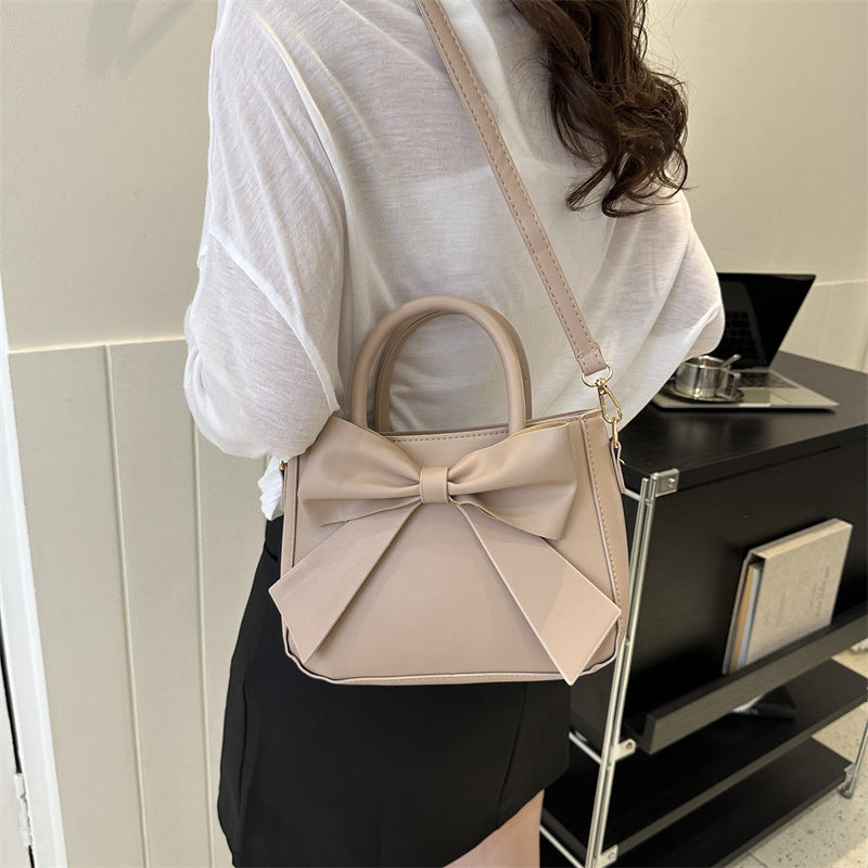 Elegante quadratische Handtasche mit XXL-Schleife
