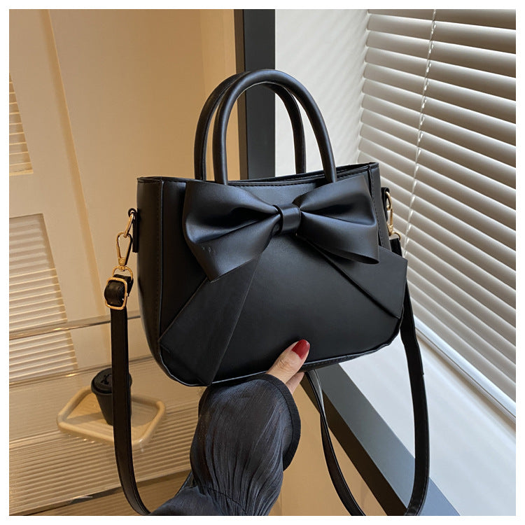 Elegante quadratische Handtasche mit XXL-Schleife