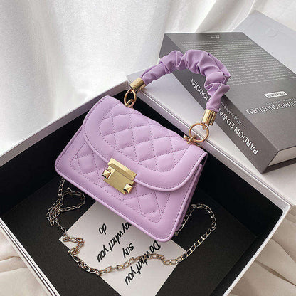 Elegante Designer-Tasche mit edler Steppung & modischem Statement-Griff – Exklusiver Look