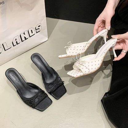 Quadratische Peep-Toe Sandaletten mit zarter Schleife