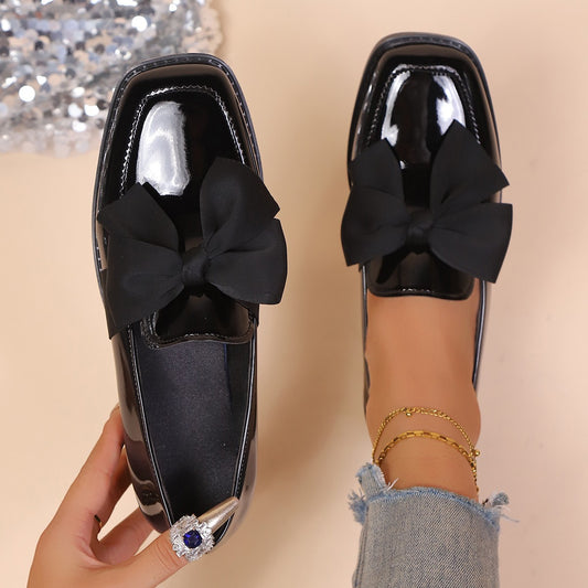 Elegante Leder-Loafer mit Blockabsatz und Schleife